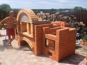Cum de a construi o cărămidă cuptor-grătar propriile lor mâini cu Kazan, desene și sfaturi pentru grătar
