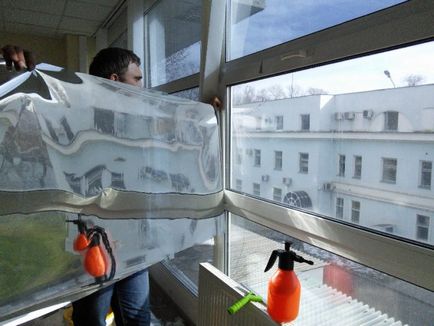 Cum de a lipici pe de protecție solară de film fereastră