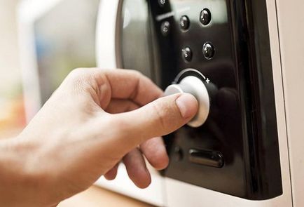 Cum să se încălzească produsele alimentare în cuptorul cu microunde în mod corespunzător și fără consecințe negative