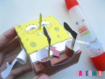 Cum sa faci burete bob de model de hârtie cu mâinile (este aplicat adeziv alb) Cum sa faci burete bob de model de hârtie cu propriile sale mâini