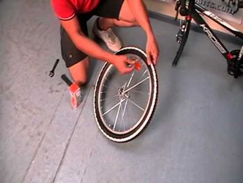 Cum se scoate roata de bicicleta 1
