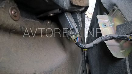 Scoaterea panoul din spate capitonajul portierelor la Nexia (portiere spate NEXIA) Demontarea panoului din spate portierei la Nexia