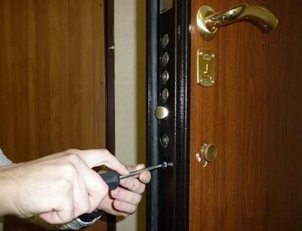 Cum de a asambla o blocare a ușii cu mâinile (castelul) Cum de a asambla o blocare a ușii cu propriile mâini