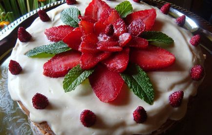 Cum de a decora un tort cu căpșuni în casă