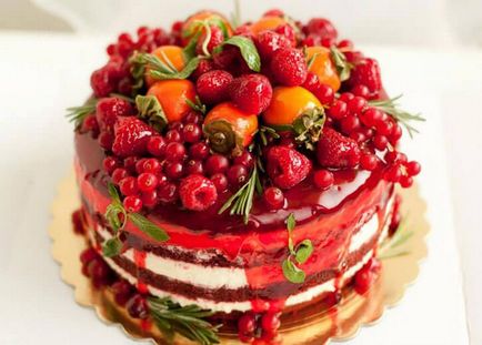 Cum de a decora un tort cu căpșuni în casă