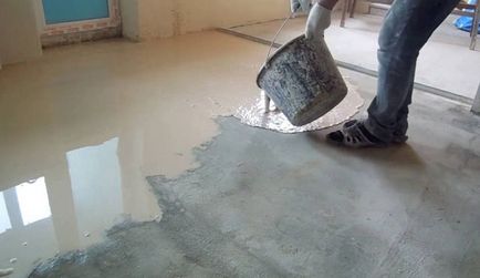 Cum se toarnă podea autonivelante umple corect podea cu mâinile lor într-un apartament, cum să rasa