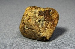 piatra de zircon și proprietățile sale