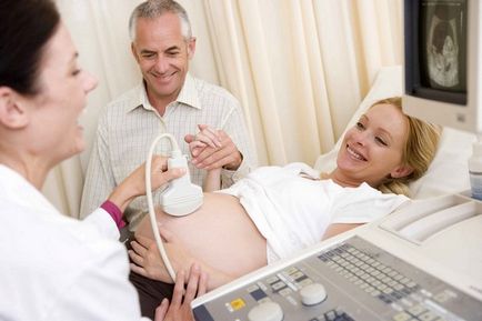 Un chist în cap de formare a plexului vasculare un copil nou-născut subependimal