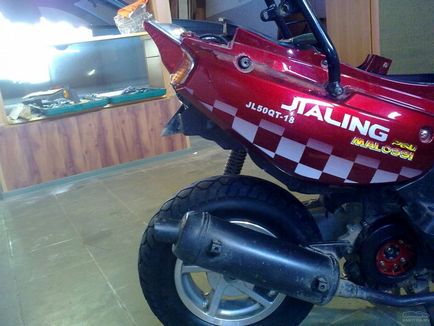 China bate, sau de tuning scuter chinezesc (China) China bate, sau tuning scuter chinezesc