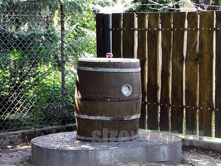 Smokehouse din butoiul cu mâinile (mâini) Smokehouse din butoiul cu mâinile