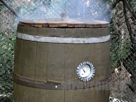Smokehouse din butoiul cu mâinile (mâini) Smokehouse din butoiul cu mâinile