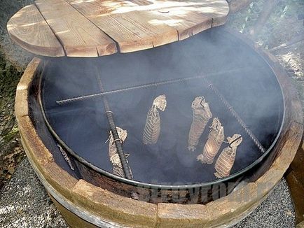 Smokehouse din butoiul cu mâinile