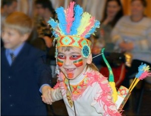 costum indian cu mâinile sale, un costum de carnaval indian pentru noul an rapid și ușor