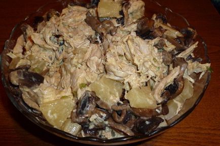 Salata de pui cu retete straturi de salata de ciuperci marinate și amestecat cu carne de pui si ciuperci