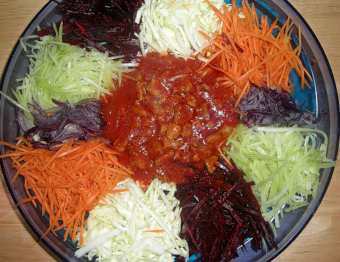 băuturi răcoritoare pe masa festivă - salata „Capra în grădina»