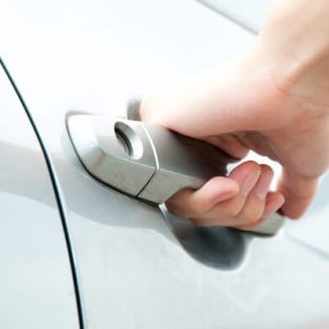 Mașina are un șoc atunci când atingeți ușa, frâna de parcare și alte părți ale ceea ce este motivul, ce să facă