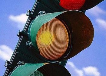 Fie că este posibil să se treacă semnalul de trafic pe galben (trecere) Pot să trec pe un semnal de trafic galben