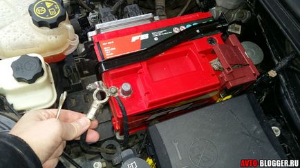 Pot să scoateți bateria din mașină (mașini străine)