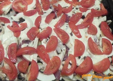 Carnea în franceză cu roșii și ciuperci în rețeta cuptor cu o fotografie