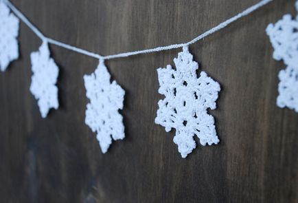 ornamente de Crăciun, realizate din hârtie și conuri
