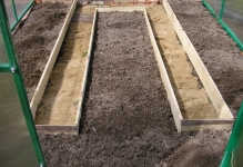 Încălzirea solului într-un pat cald în seră, cu său de seră mâini policarbonat, încălzirea pământului și