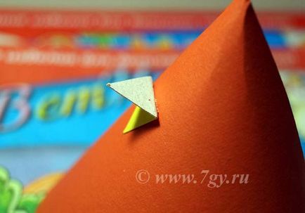 Cock de hârtie colorată (con) hack pentru Paste sau de Anul Nou cocoș pentru copiii cu propriile lor mâini