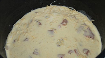 Plăcintă cu carne de pui și brânză în multivarka Redmond