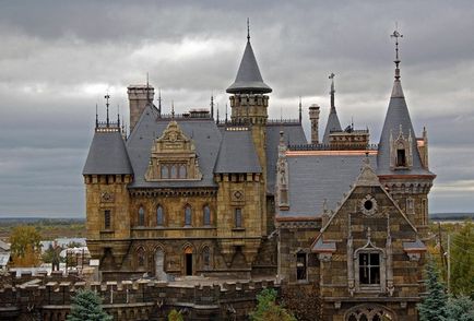 Aproape 10 regi de clădiri moderne, sub forma unui castel