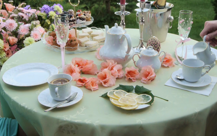Setarea de masă festivă pentru ceai la domiciliu