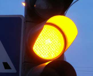 Direcții de intersecție pe un semnal de trafic galben