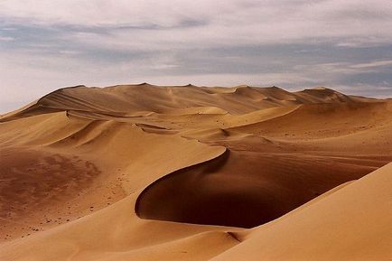 Taklamakan desert - vasta mare de dune de nisip