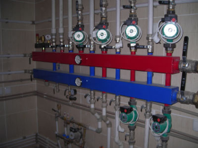 Manifold pentru conectarea circuitului de încălzire acasă
