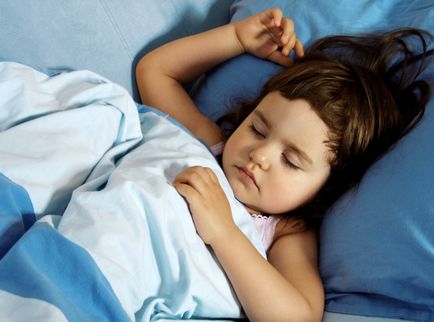 Un copil frică să doarmă singur 8 moduri de a depăși terorile nocturne