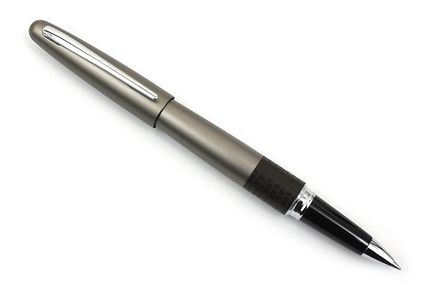 Roller pen - perfecțiune contemporană (corpul corespunde cu culoarea cernelii) Roller pen - perfecțiune contemporană