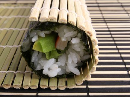 Rolls cu somon si reteta de castravete (somon) Rola cu somon si reteta castravete
