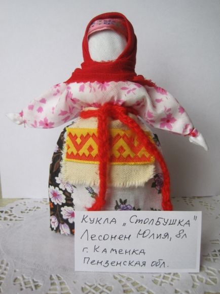 Rusă stolbushka papusa populară cu mâinile lor dintr-o țesătură
