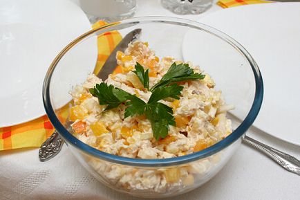 Salata cu carne de pui, ananas și porumb - eksperimentirum în condiții de siguranță în bucătărie!