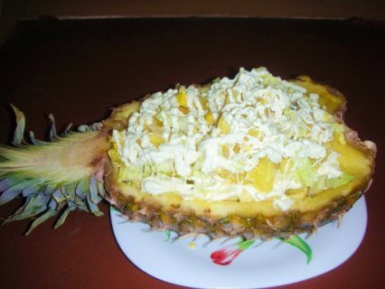 Salata cu carne de pui, ananas și porumb - eksperimentirum în condiții de siguranță în bucătărie!