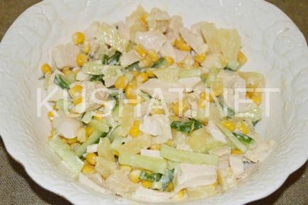 Salata cu carne de pui, ananas și porumb