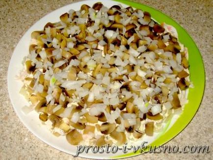 salata Layered cu ciuperci marinate și pui