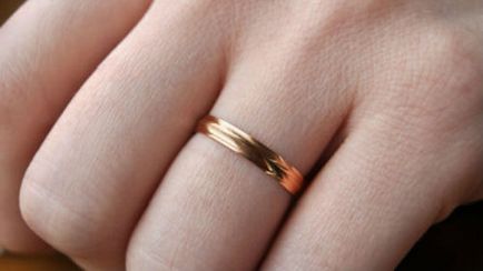 Vis a rezerva un inel de nunta pe deget într-un vis ce un inel de logodna pe degetul ei de vis