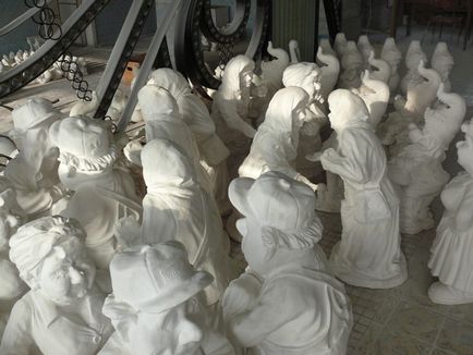 Figurine din ghips, fabricație îngeri gradina cu mâinile lor fotografie