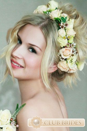coafura de nunta, cu o coroană de flori fotografie