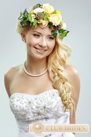 coafura de nunta, cu o coroană de flori fotografie