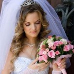 coafura nunta cu parul ei natural frumos, la modă