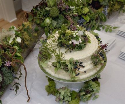 tort de nunta cu flori proaspete