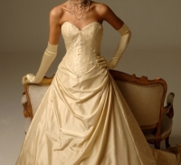 Nunta rochie de culoare strălucitoare alternativă la imaginea albă a miresei!