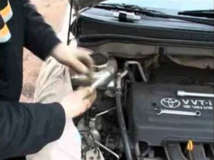 Toyota Corolla repara propriile lor mâini care rupe de multe ori