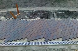 Pavaj propriile lor mâini se poate face pentru toată lumea, tehnologia (foto și video) (de stabilire a pietre de pavaj cu propriile sale mâini pregătirea soluție de instalare corectă de nisip Intins) Pavaj propriile lor mâini se poate face pentru toată lumea, tehnologia (foto și video)