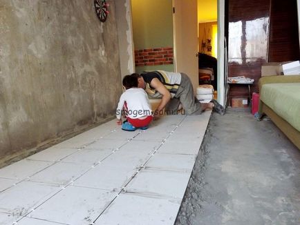 De stabilire a placilor ceramice pe podea, fără o cravată în cameră cu mobilier, smogom ele însele (gresie) De stabilire a placilor ceramice pe podea, fără o cravată în cameră cu mobilier, smogom ei înșiși